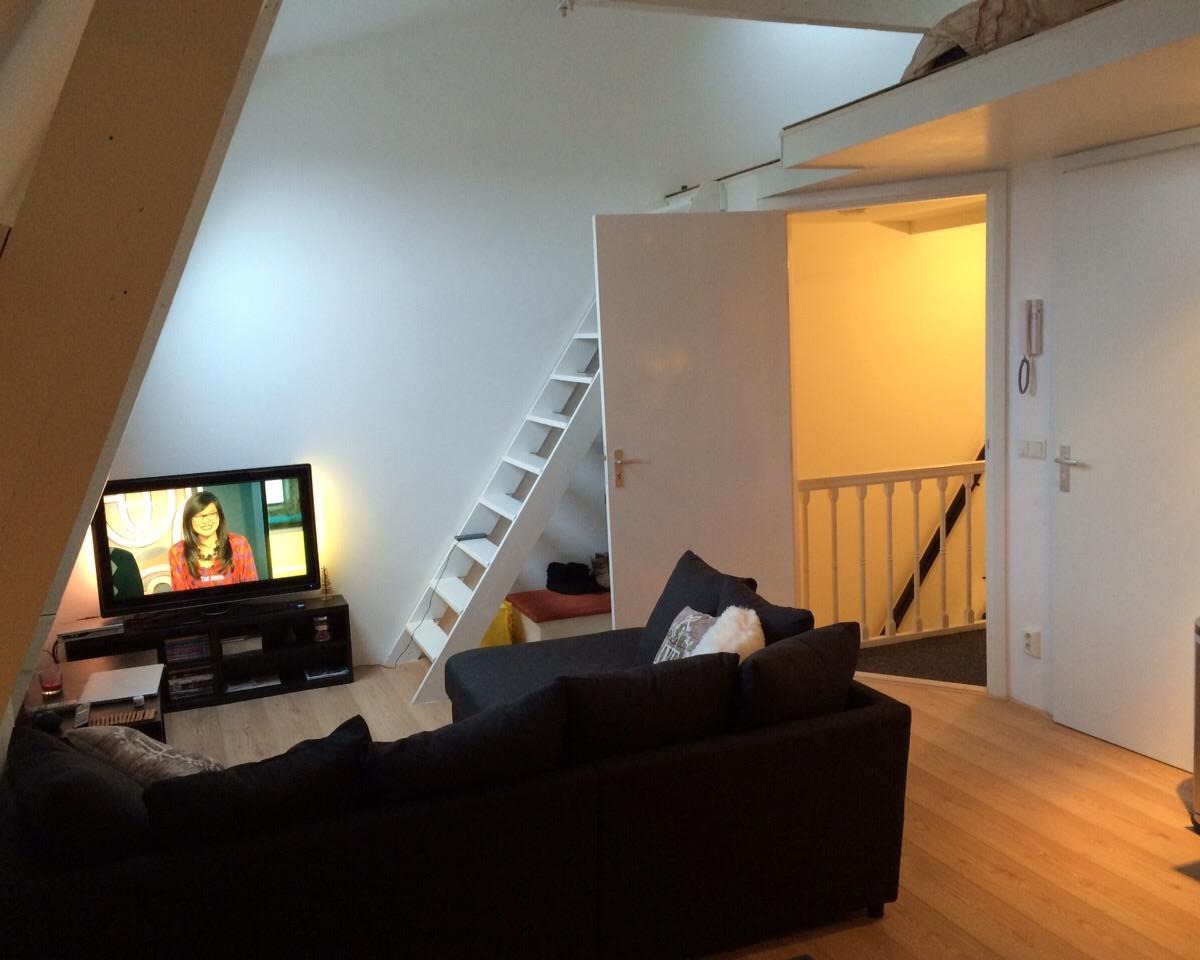 Mooie nette studio nabij station en winkels.