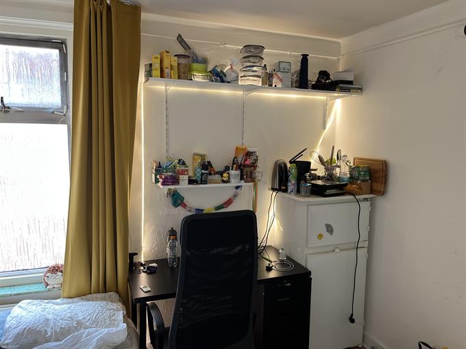 Kamer in Tilburg, Prunusstraat op Kamernet.nl: GEZELLIGE KNUSSE KAMER MET WASTAFEL