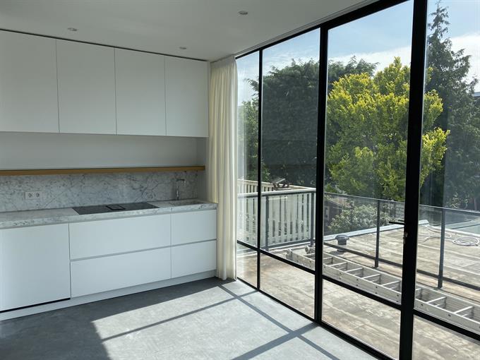 Kamer in Den Haag, Laan van Meerdervoort op Kamernet.nl: Moderne, lichte studio met vide in Den Haag