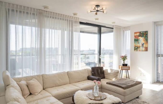 Kamer in Amsterdam, Bercylaan op Kamernet.nl: Stylish Waterfront Apt with Panoramic View on Ams