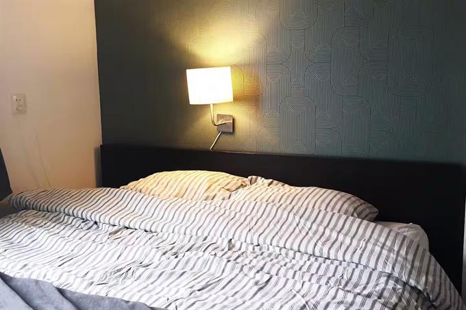 Kamer in Amsterdam, Nachtwachtlaan op Kamernet.nl: Grote, comfortabele kamer van 14 m² in rustig appt