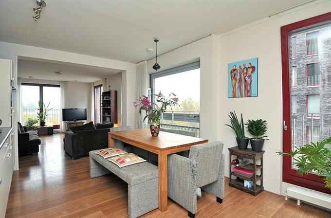 Kamer in Amsterdam, Albatrospad op Kamernet.nl: Bright Apartment (one stop from central station)