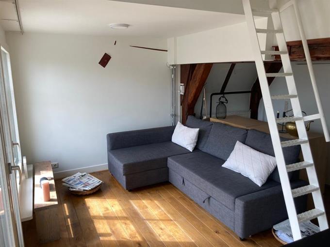 Kamer in Amsterdam, Nieuwezijds Voorburgwal op Kamernet.nl: 2 studios gedeelde wc (zeer centraal)