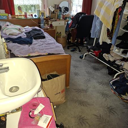 Kamer in Amsterdam, Amstelkade op Kamernet.nl: If your room looks like this don't bother to apply