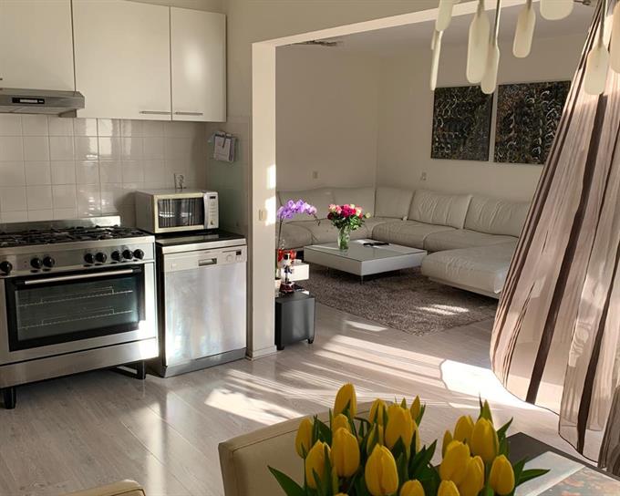 Kamer in Amsterdam, Leusdenhof op Kamernet.nl: Per direct; Kamer 700 / met inschrijving + 250