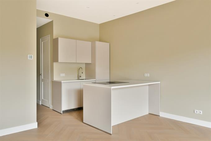 Kamer in Amsterdam, Spinhuissteeg op Kamernet.nl: Gerenoveerd 2-slk appartement bij de Dam