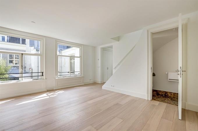 Kamer in Amsterdam, Oudezijds Achterburgwal op Kamernet.nl: Maisonnette met dakterras aan de Nieuwmarkt