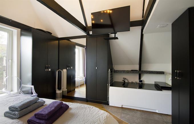 Kamer in Amsterdam, Jacob van Lennepstraat op Kamernet.nl: renovated apartment in the heart of Amsterdam!