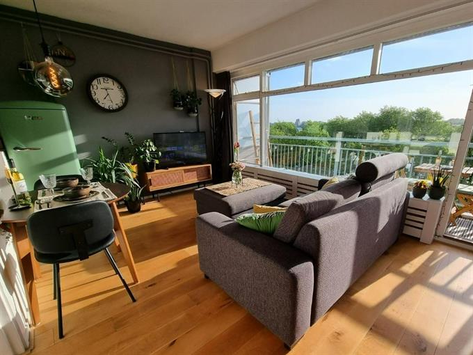 Kamer in Amsterdam, Burgemeester Hogguerstraat op Kamernet.nl: Gemeubileerd Licht | zonnig balkon [Aan het water]