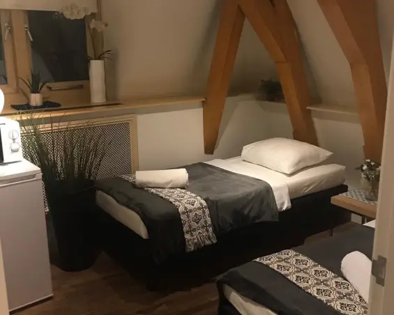 Kamer te huur aan de Nieuwezijds Voorburgwal in Amsterdam