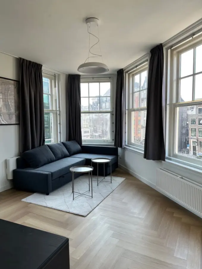 Appartement te huur aan de Nieuwezijds Voorburgwal in Amsterdam